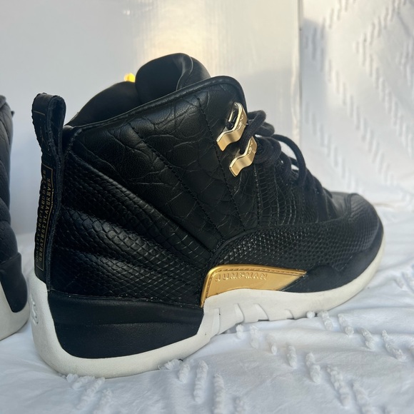 Women’s Air Jordon 12 Retro size 7 - Picture 12 of 16